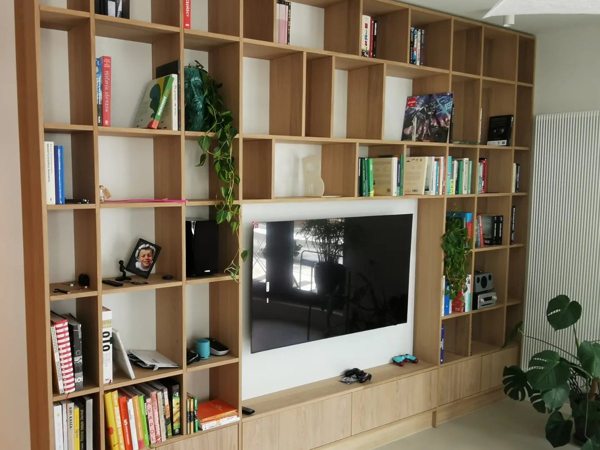 Zabudowa salonu: regał na całą ścianę z wnęką na telewizor